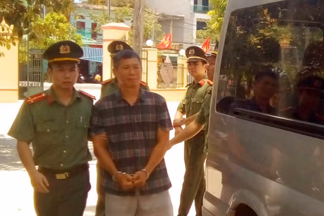 Di lý đối tượng lên xe ô tô về nơi tạm giam.