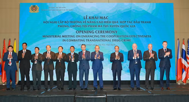 Phó Thủ tướng Thường trực Chính phủ Trương Hòa Bình, Bộ trưởng Bộ Công an Tô Lâm, Thứ trưởng Lê Quý Vương và các trưởng đoàn dự lễ khai mạc Hội nghị, ngày 10-9. Hội nghị được tổ chức theo sáng kiến của Bộ Công an, mời một số nước trong khu vực và các tổ chức quốc tế tham dự để bàn thống nhất tăng cường đấu tranh, ngăn chặn sự phức tạp, gia tăng, giảm áp lực nguồn ma túy từ nước ngoài vào Việt Nam.