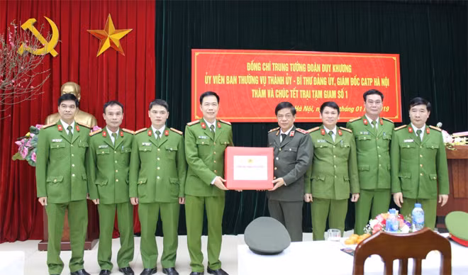 Trung tướng Đoàn Duy Khương trao quà tặng các phạm nhân đang thụ án tại Trại tạm giam số 1 Hà Nội.