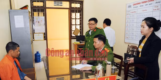 Cơ quan Công an lấy lời khai của Hoàng Văn Chín.