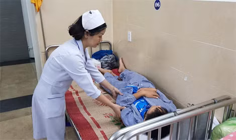 Học sinh Phạm Công Khanh đang điều trị tại bệnh viện chờ phẫu thuật.