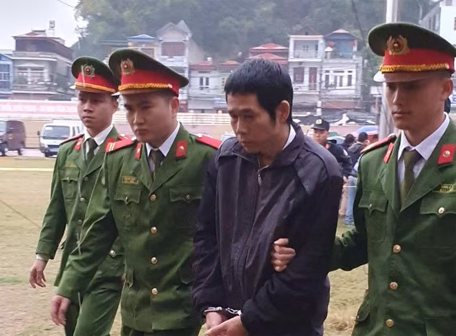 Dẫn giải các bị cáo đến tòa.