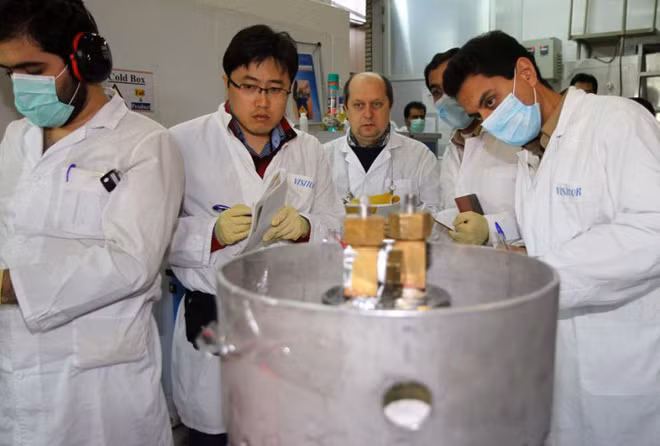 Các thanh sát viên của Cơ quan Năng lượng Nguyên tử Quốc tế (IAEA) và kỹ thuật viên Iran tại nhà máy Natanz hồi tháng 1-2014. Ảnh: AFP/Getty Images.