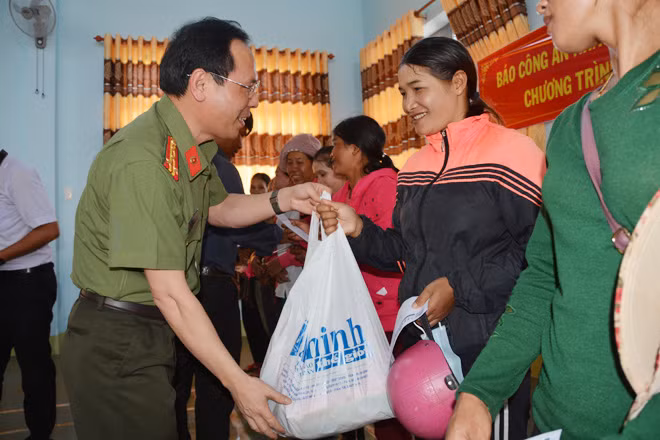 Đại tá Trần Thanh Phong, Phó Tổng Biên tập Báo CAND trao quà cho người nghèo xã Trường Xuân, huyện Đắk Song. Đại tá Trần Thanh Phong, Phó Tổng Biên tập Báo CAND trao quà cho người nghèo xã Trường Xuân, huyện Đắk Song.