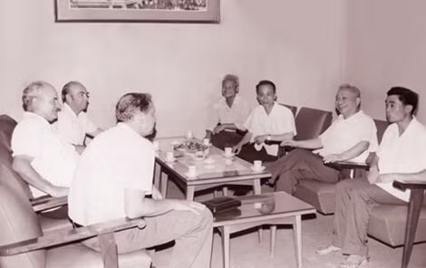 Đồng chí Bộ trưởng Trần Quốc Hoàn (thứ 2 từ bên phải sang) làm việc với đặc phái viên Ủy ban ANQG Liên Xô, tháng 3-1973.