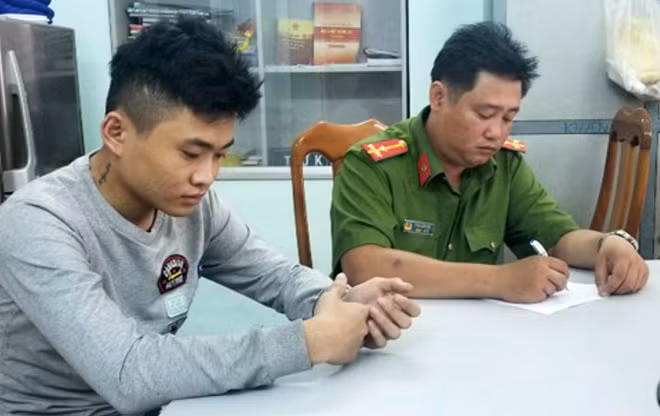 Điều tra viên lấy lời khai của đối tượng Vũ.