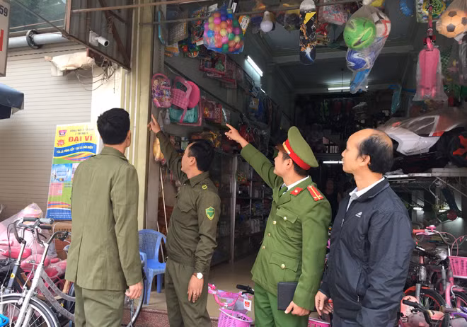 Công an huyện Lý Nhân (Hà Nam) phối hợp với Công an thị trấn Vĩnh Trụ kiểm tra hệ thống camera an ninh trên địa bàn.