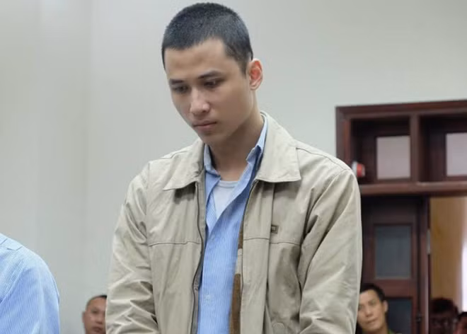 Bị cáo Tùng tại phiên toà phúc thẩm. Bị cáo Tùng tại phiên toà phúc thẩm.