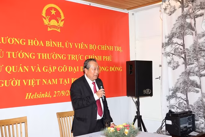 Phó Thủ tướng biểu dương nỗ lực của Đại sứ quán và cộng đồng người Việt Nam tại Phần Lan trong việc tăng cường quan hệ hữu nghị hai nước. Ảnh: VGP/Lê Sơn.