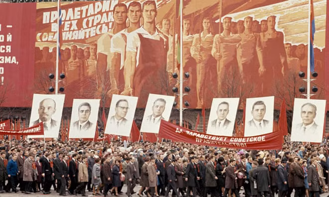 Cuộc diễu hành ngày 1-5-1970 ở Moscow. Đó là năm Gordievsky được MI-6 lựa chọn làm điệp viên hai mang.