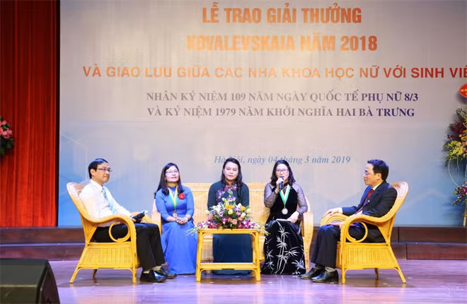 Các đại biểu tham gia giao lưu.