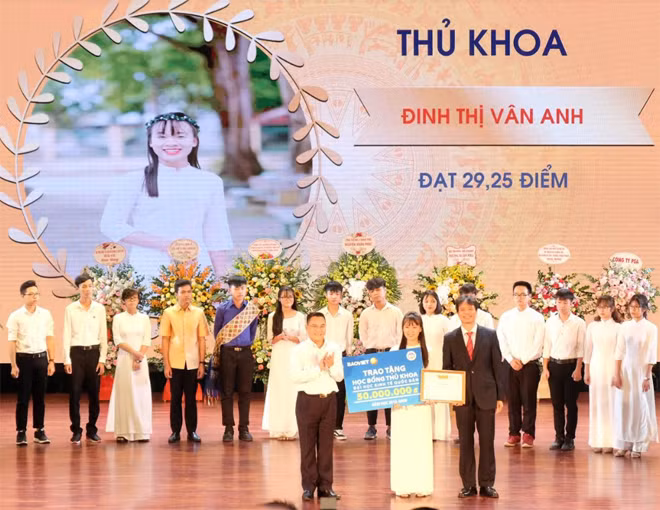 TGĐ Tập đoàn Bảo Việt trao tặng học bổng thủ khoa cho ĐHKTQD.