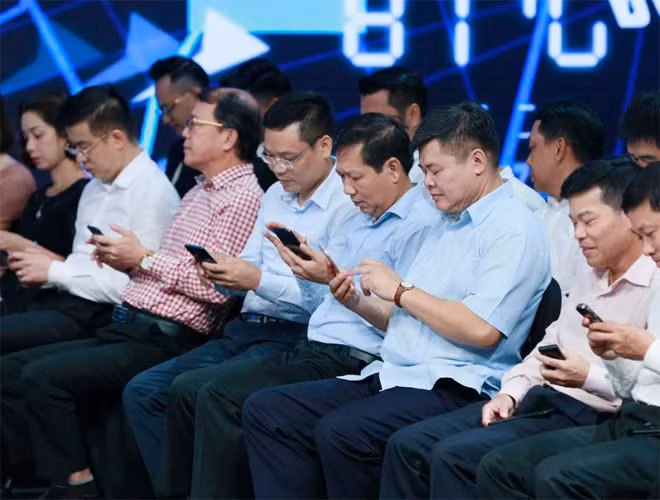 Các đại biểu dự cung nhắn tin ủng hộ tại Lễ phát động.