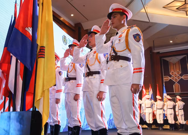 Đội nghi lễ CAND thực hiện nghi lễ rước, cắm cờ các nước thành viên ASEANAPOL tại lễ khai mạc Hội nghị, ngày 18-9.