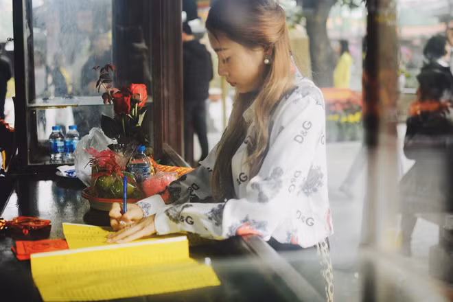 Nhiều người tin rằng nếu đến chùa Hà cầu duyên, người đang độc thân sẽ tìm được ý trung nhân, còn những cặp đôi đang gặp trắc trở thì tình cảm sẽ trở nên suôn sẻ, hạnh phúc.