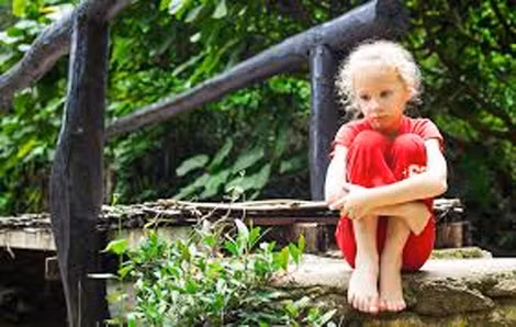 Bé gái Jessica mắc chứng trầm cảm sau khi phải về ở với cha mẹ ruột.