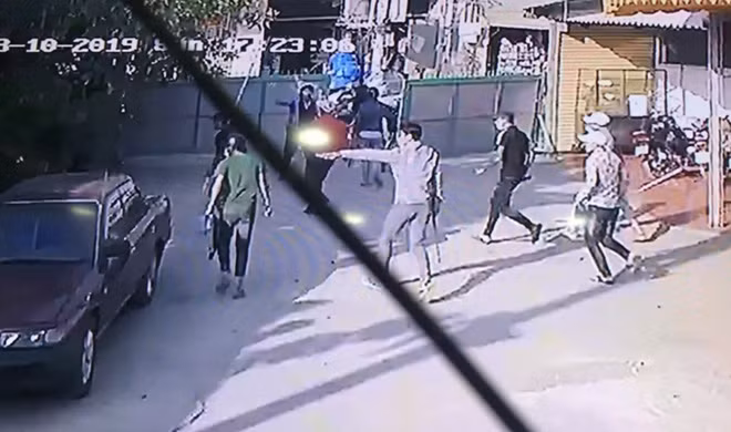Hình ảnh quán của anh T. bị nhóm đối tượng đến phá đồ đạc, tấn công bảo vệ gây thương tích vì không chịu nộp tiền bảo kê.