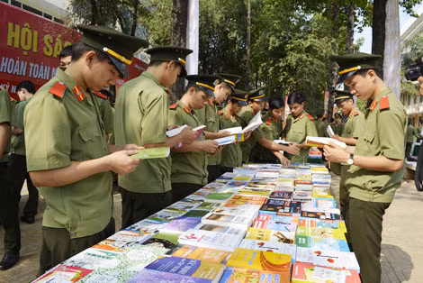 Sinh viên Đại học An ninh nhân dân lựa chọn các ấn phẩm sách.