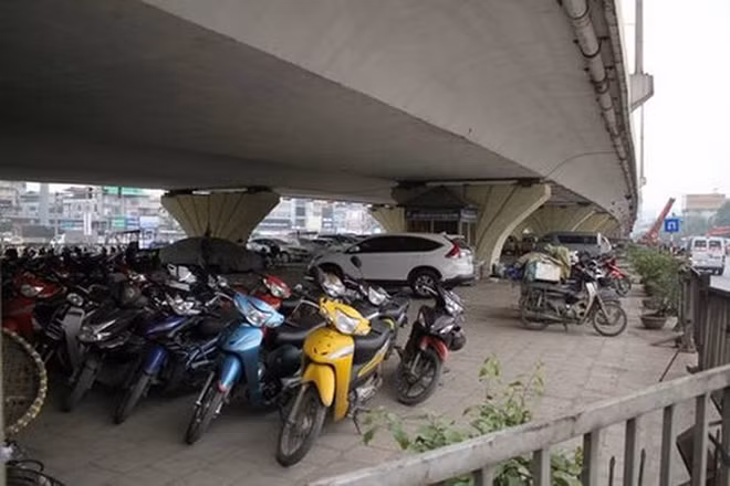 Nhiều ý kiến cho rằng không nên trông giữ xe dưới gầm cầu để tránh nguy cơ cháy nổ.