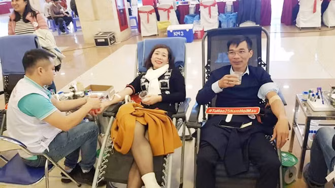 Các cựu thành viên của Hội Thanh niên vận động hiến máu Hà Nội hiến máu trong Ngày hội “Ánh mai hồng” kỷ niệm 25 năm ngày thành lập.
