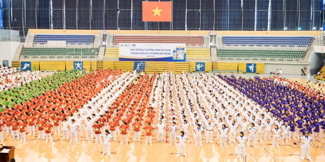 Người cao tuổi hào hứng tham gia hoạt động đồng diễn dưỡng sinh tại giải đấu.
