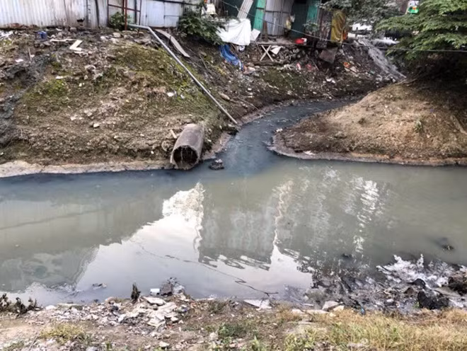 Không khí và nguồn nước bị ô nhiễm nặng ảnh hưởng đến đời sống sinh hoạt và sức khỏe của người dân. Trong khi chờ đợi những giải pháp triệt để của chính quyền thành phố Hà Nội thì những người dân sống dọc theo mương nước Đồng Bông vẫn đang phải “sống chung với lũ”, tìm cách đối phó với tình trạng ô nhiễm trầm trọng này.