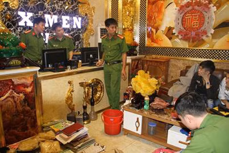 Thượng tá Cao Xuân Thắng, Chánh Văn phòng Cơ quan CSĐT Công an tỉnh Hưng Yên chỉ đạo công tác phá án.