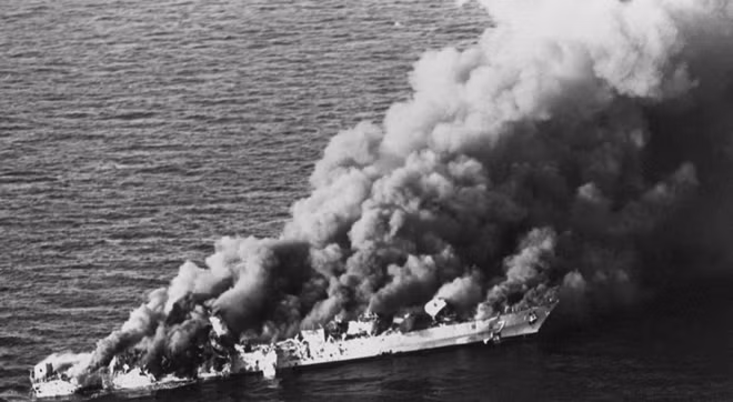 Ngày 18-4-1988, tàu khu trục Sahand của Iran bốc cháy do trúng tên lửa và bom chùm của Mỹ. Ảnh: National Interest/ Hải quân Mỹ.