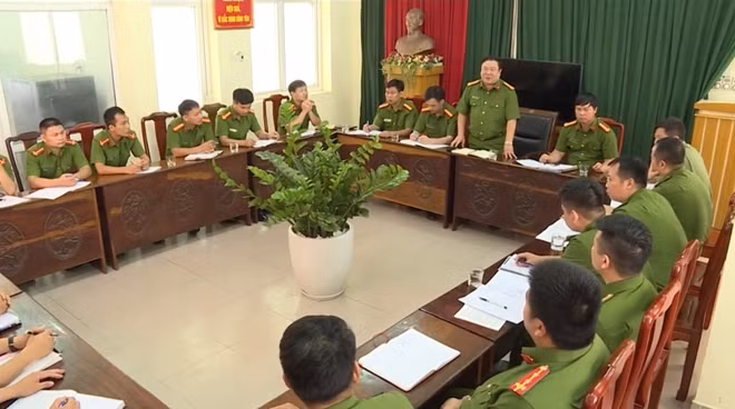 Ban chuyên án họp triển khai kế hoạch truy tìm thủ phạm gây án.