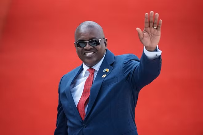 Tổng thống Botswana-Mokgweetsi Masisi hy vọng việc dỡ bỏ lệnh cấm săn voi sẽ giúp ông an vị trên "ngai vàng".