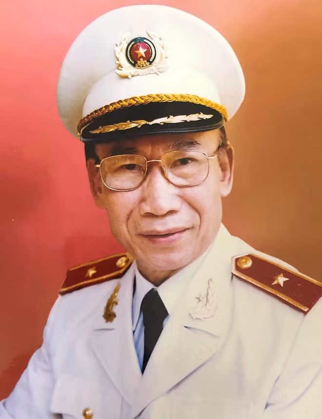 Thiếu tướng, nhà văn Khổng Minh Dụ. Thiếu tướng, nhà văn Khổng Minh Dụ.
