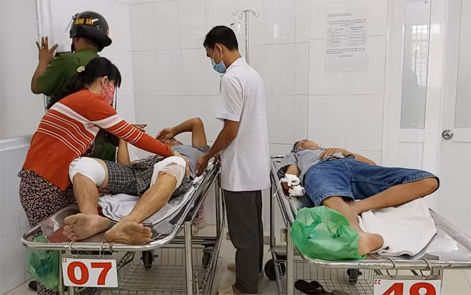 Các nạn nhân đang được cấp cứu tại bệnh viện.