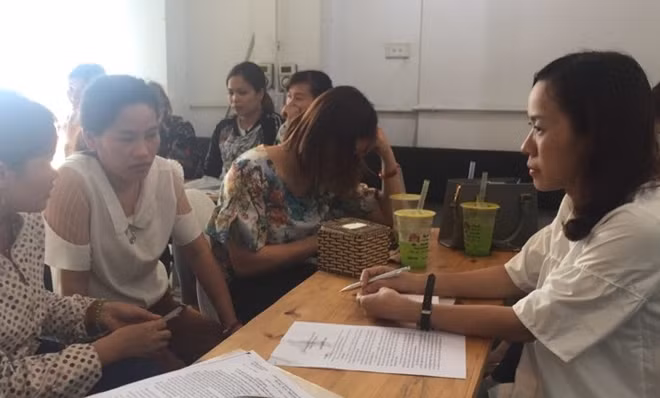 Giáo viên hợp đồng tại huyện Mỹ Đức trong buổi làm việc với phóng viên Báo CAND.