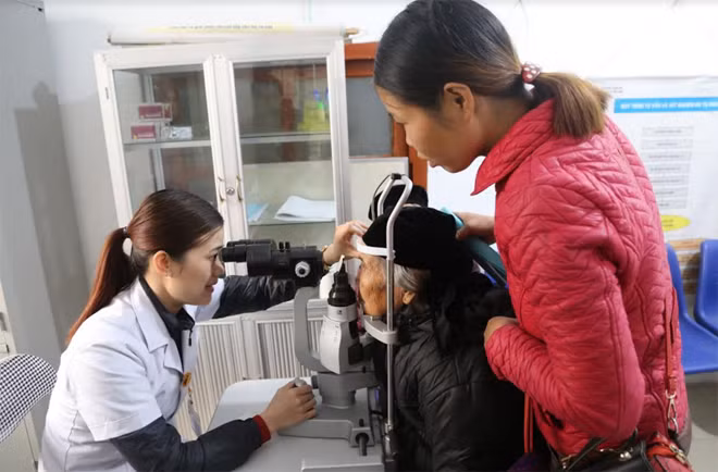 Thăm khám cho các bệnh nhân.