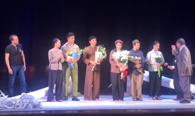 Các nghệ sĩ ở đoàn kịch Lục Tiên sau khi kết thúc vở diễn “Bạch Đàn Liễu” của cố tác giả Xuân Trình. Các nghệ sĩ ở đoàn kịch Lục Tiên sau khi kết thúc vở diễn “Bạch Đàn Liễu” của cố tác giả Xuân Trình.