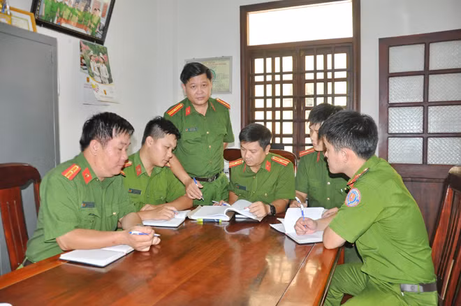 Công an phường 2, TP Tuy Hòa bàn kế hoạch tuần tra các tuyến phố, địa bàn trọng điểm tiềm ẩn tội phạm.