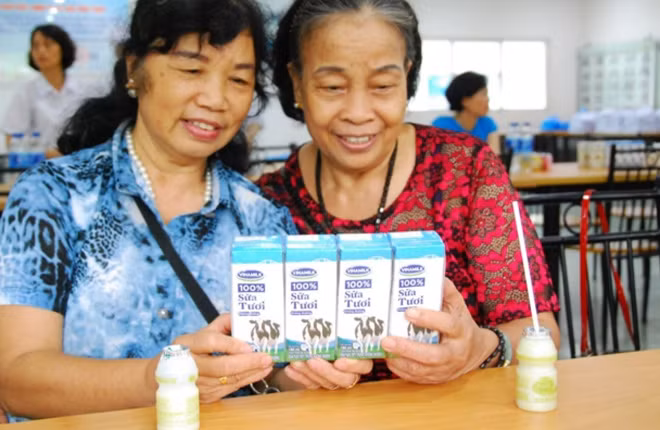 Tham quan nhà máy và được tìm hiểu về quy trình khép kín, hiện đại để làm ra các sản phẩm Vinamilk là một trải nghiệm thú vị dành cho người cao tuổi.