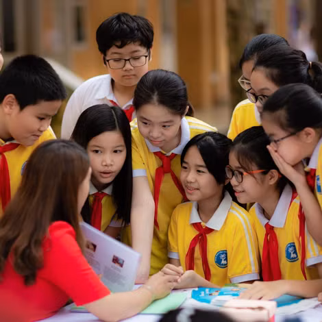 Các em học sinh hào hứng khi tham gia hoạt động tư vấn hướng nghiệp.