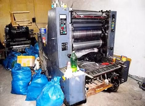 Máy in tiền giả trong xưởng của bọn tội phạm.
