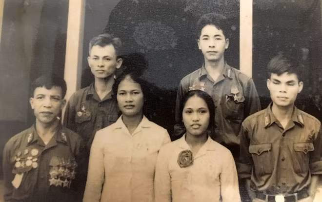Anh hùng Điện Biên Phùng Văn Khầu (hàng sau bên trái) cùng các anh hùng, thanh niên tiêu biểu được biểu dương năm 1955. Anh hùng Điện Biên Phùng Văn Khầu (hàng sau bên trái) cùng các anh hùng, thanh niên tiêu biểu được biểu dương năm 1955.