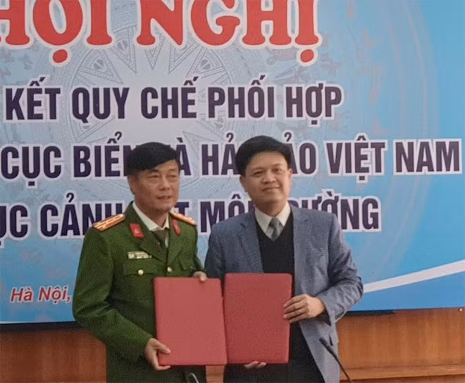 Đại diện Tổng cục Biển và Hải đảo Việt Nam và Cục CSMT Bộ Công an ký quy chế phối hợp.