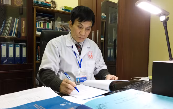 TS.BS Tô Thanh Phương đang nghiên cứu hồ sơ một bệnh nhân nghiện thiết bị công nghệ.