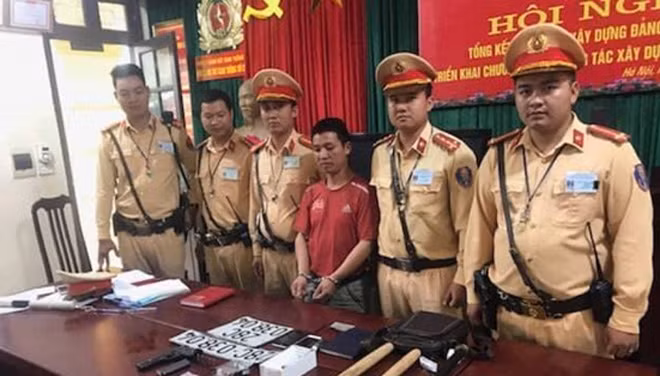 Xuân cùng tang vật bị tổ công tác Đội CSGT số 12 bắt giữ.