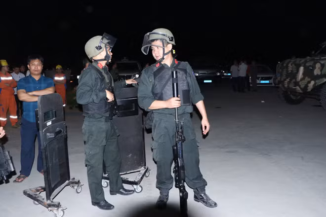 Cùng với sử dụng lực lượng mạnh, Công an tỉnh Hà Tĩnh đã dùng loa phóng thanh, vận động, tác động tâm lý đối tượng ra đầu thú. Cùng với sử dụng lực lượng mạnh, Công an tỉnh Hà Tĩnh đã dùng loa phóng thanh, vận động, tác động tâm lý đối tượng ra đầu thú.