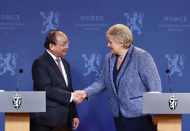 Thủ tướng Nguyễn Xuân Phúc và Thủ tướng Na Uy Erna Solberg họp báo sau hội đàm Ảnh: TTXVN Thủ tướng Nguyễn Xuân Phúc và Thủ tướng Na Uy Erna Solberg họp báo sau hội đàm Ảnh: TTXVN