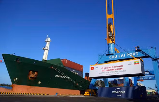 Xuất khẩu xe Cerato tại Cảng Chu Lai.