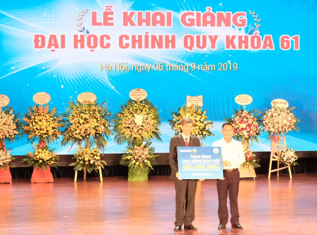 TGĐ Tập đoàn trao tặng học bổng Bảo Việt.