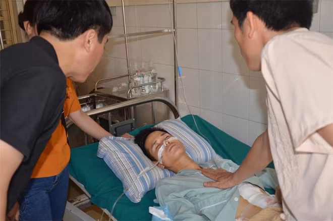 Lò Văn Luân đang được cấp cứu.