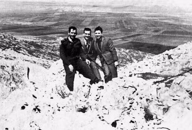 Cohen chụp cùng các bạn trong quân đội Syria trên cao nguyên Golan.