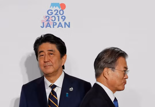 Thủ tướng Nhật Bản Shinzo Abe (trái) và Tổng thống Hàn Quốc Moon Jae-in tại Hội nghị Thượng đỉnh G20. Ảnh: Reuters.